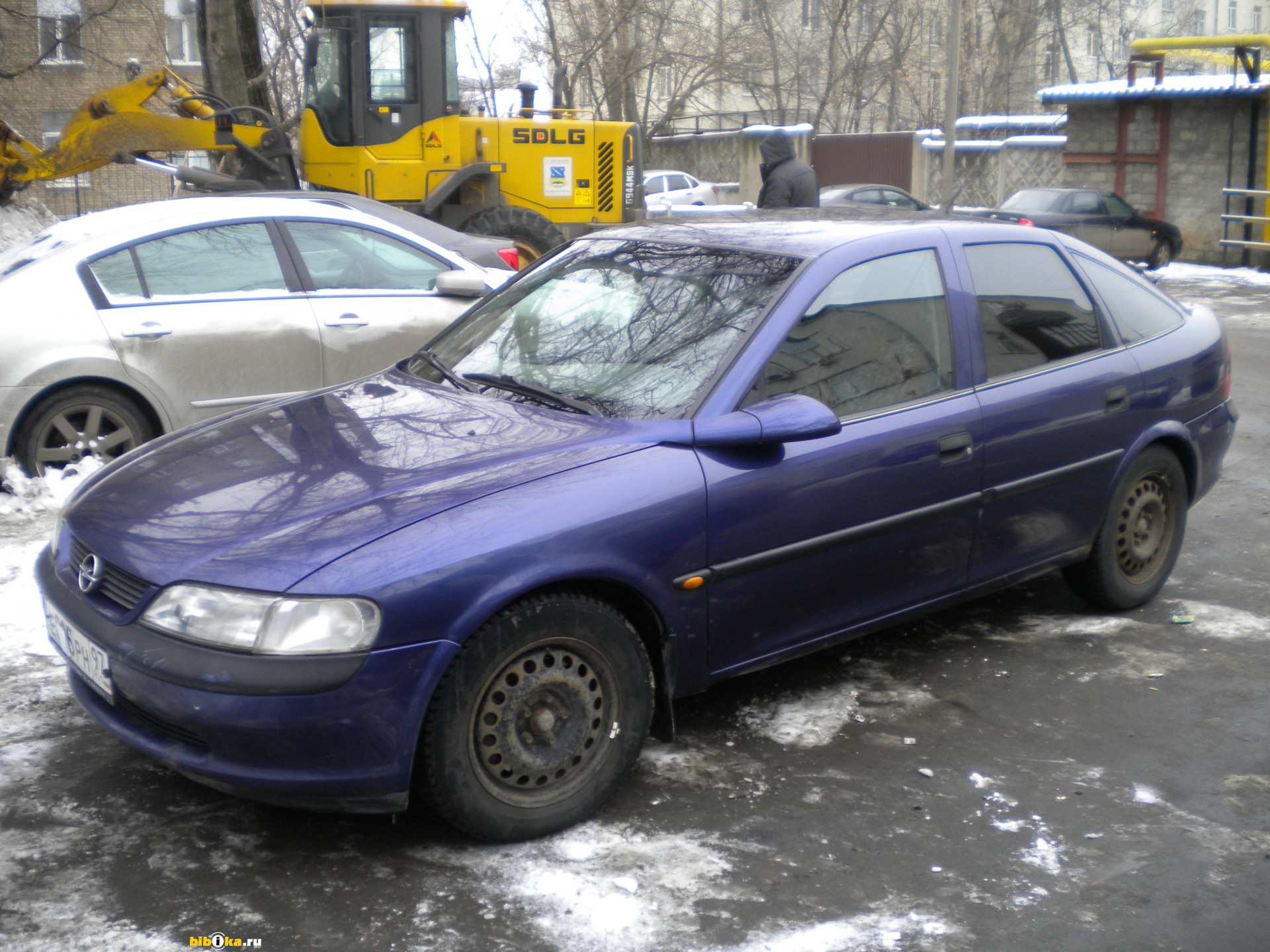 Синий Opel Вектра 1997