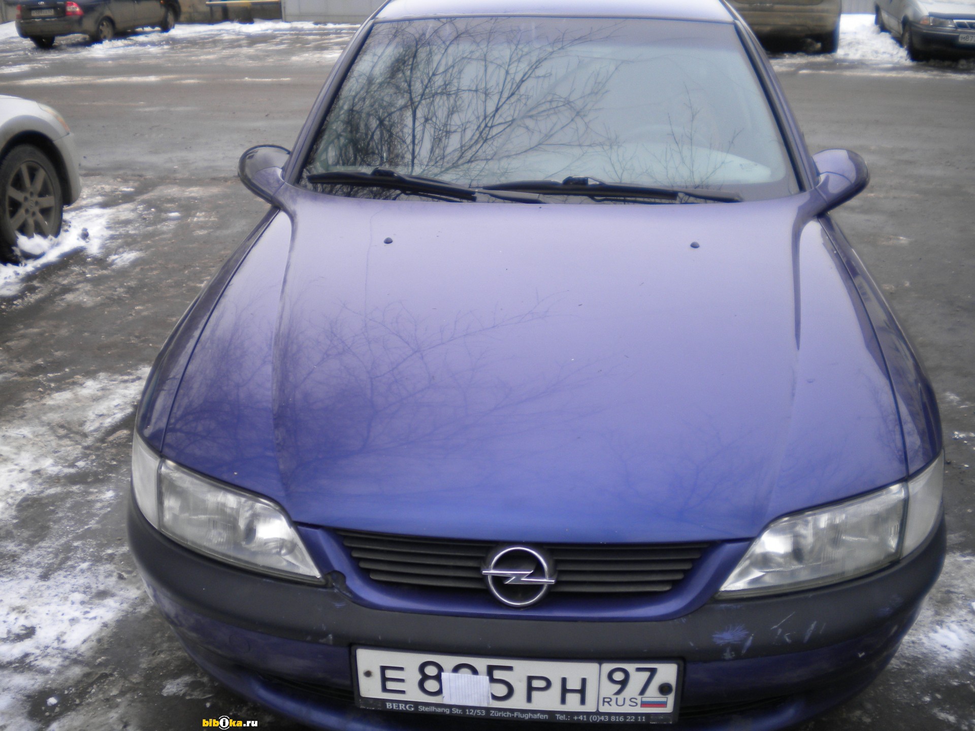 Синий Opel Вектра 1997