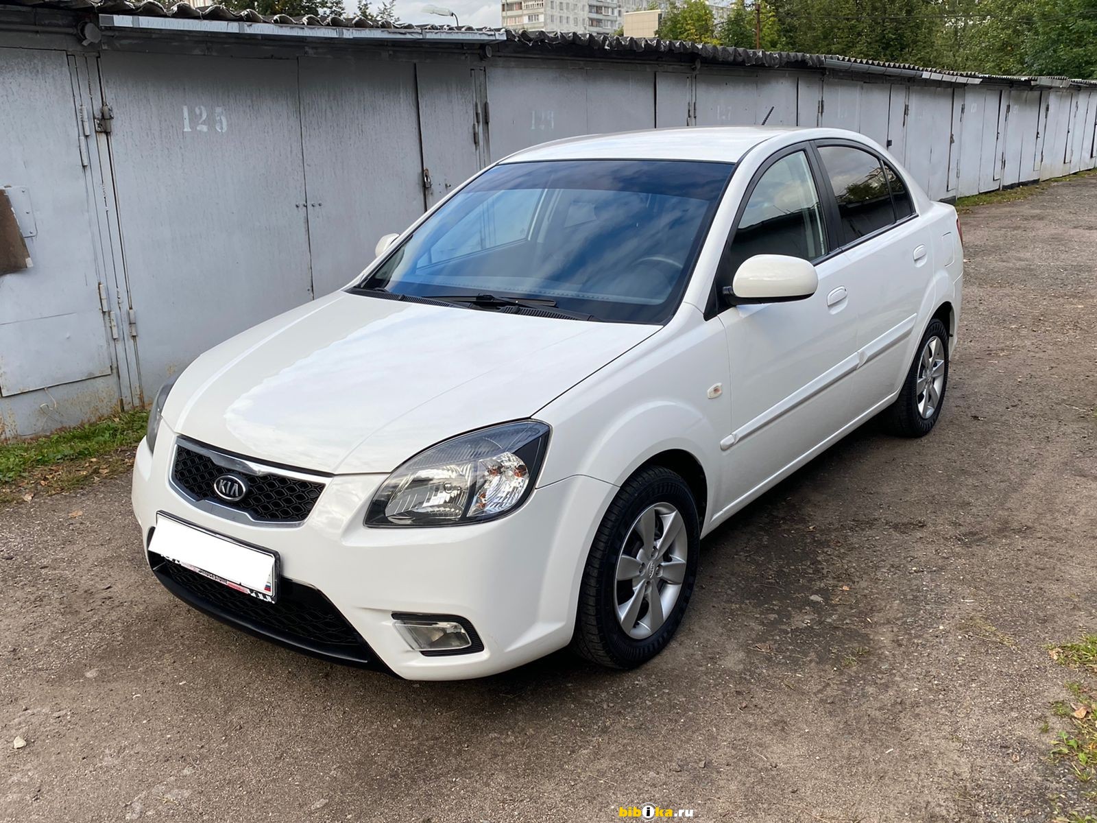 Белая Kia Rio 2011